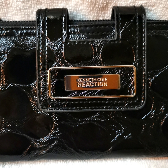 Kenneth Cole Reaction Wallet - Picture 1 of 5